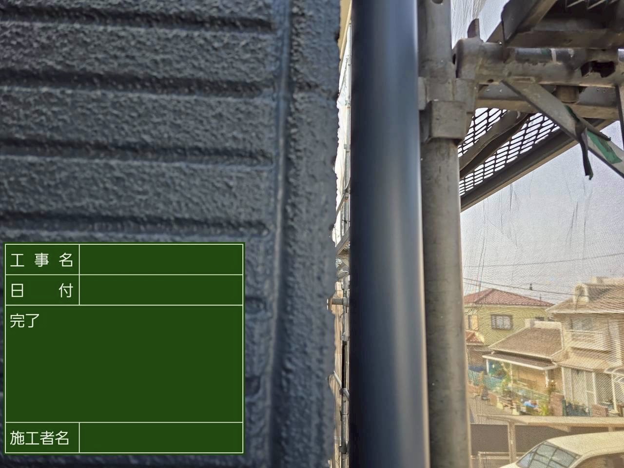 塗り替え完了した青い樋と外壁